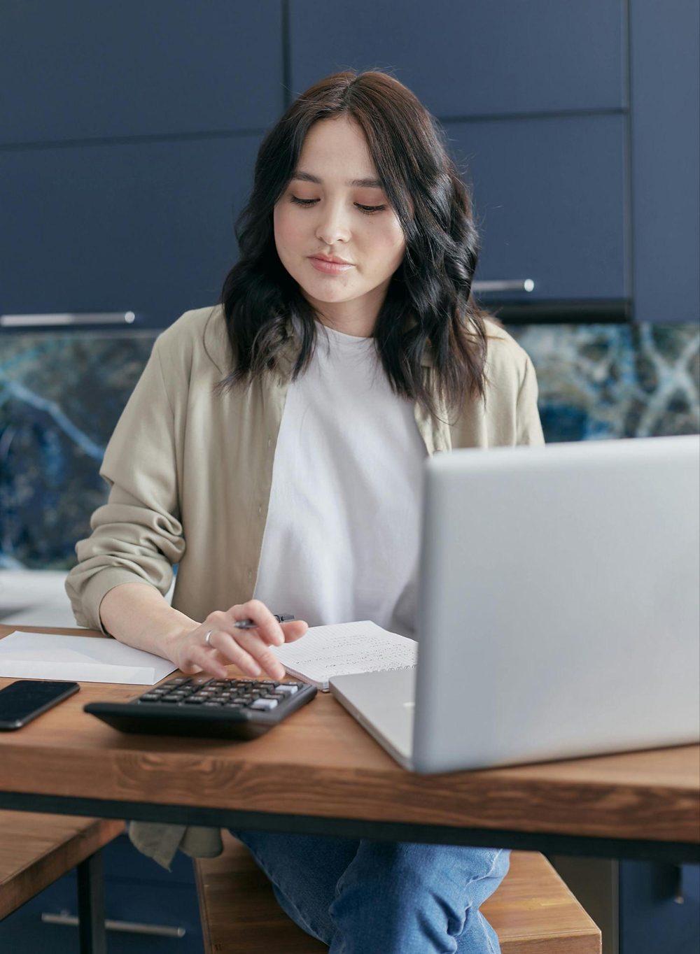 Especialista de Taxum trabajando en revisión contable